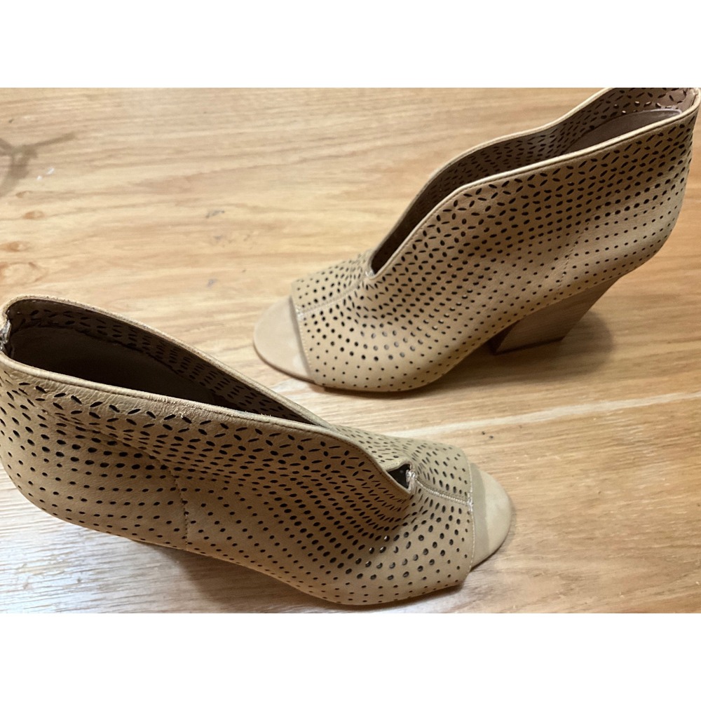 Vince Camuto Kainan Tan Perforated Leather Peep Toe Block Heel Booties 8M